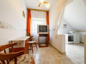 ein kleines Wohnzimmer mit einem TV und einer Küche in der Unterkunft Apartment Casablanca 2 by Interhome in Balatonszemes