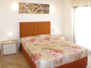 Un dormitorio con una cama con flores. en Holiday Home Do Pinheiros - OBI105 by Interhome en Vau