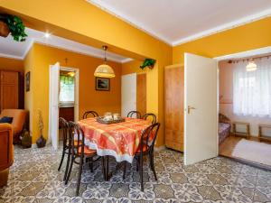 - une salle à manger avec une table et des chaises dans l'établissement Holiday Home Verde by Interhome, à Balatonlelle