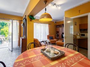 - une salle à manger et un salon avec une table dans l'établissement Holiday Home Verde by Interhome, à Balatonlelle