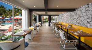S Hotel Montego Bay - Luxury Boutique All-Inclusive Hotel内部或周边的泳池