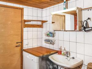 una pequeña cocina con fregadero y encimera en Holiday Home Koivuranta by Interhome, en Räätäniemi