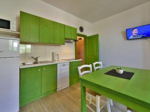 Kuchyň nebo kuchyňský kout v ubytování Apartment Val-1 by Interhome