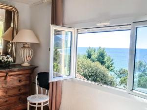 Cette chambre dispose d'une fenêtre offrant une vue sur l'océan. dans l'établissement Holiday Home L'Oustalounet by Interhome, à Pardigon