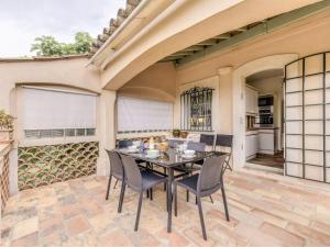 un patio extérieur avec une table et des chaises dans l'établissement Holiday Home L'Oustalounet by Interhome, à Pardigon 35 autres photos