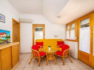 comedor con sillas rojas y mesa en Apartment Katie 1 by Interhome en Balatonmáriafürdő