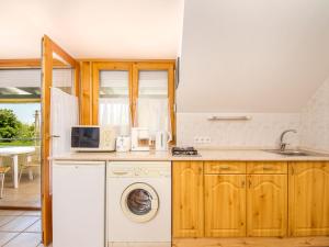 una cucina con lavatrice e microonde di Apartment Katie 1 by Interhome a Balatonmáriafürdő