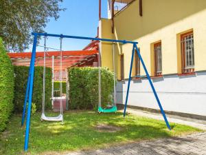 un'altalena vuota in un cortile accanto a un edificio di Apartment Katie 1 by Interhome a Balatonmáriafürdő Altre 5 foto