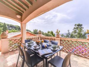un patio avec une table et des chaises sur un balcon dans l'établissement Holiday Home L'Oustalounet by Interhome, à Pardigon