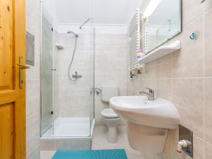 un bagno con lavandino, WC e doccia di Apartment Katie 1 by Interhome a Balatonmáriafürdő