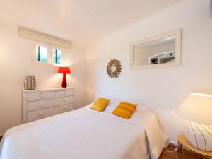 une chambre avec un lit, une commode et un miroir dans l'établissement Holiday Home L'Oustalounet by Interhome, à Pardigon