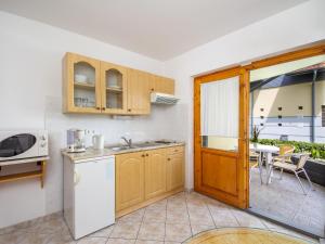 Kuchyňa alebo kuchynka v ubytovaní Studio Amarillo 2 by Interhome