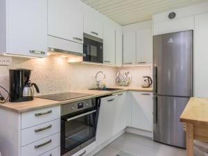 Kuchyň nebo kuchyňský kout v ubytování Holiday Home Rantapelto by Interhome
