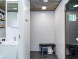 Koupelna v ubytování Holiday Home Rantapelto by Interhome
