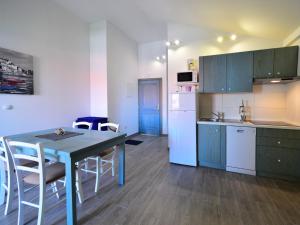 Kuchyňa alebo kuchynka v ubytovaní Apartment Val-6 by Interhome