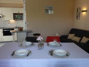 Restoran atau tempat lain untuk makan di Apartment Les Jardins de l'Eden by Interhome
