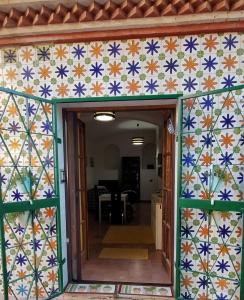 een kamer met een muur bedekt met kleurrijke tegels bij GialLobLu in Alghero
