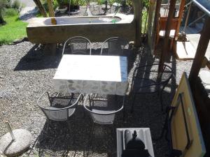 uma mesa e cadeiras com uma mesa branca em Apartment Kari's Schüür by Interhome em Lenk