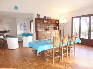 une salle à manger avec une table bleue et des chaises dans l'établissement Holiday Home La Petite Afrique by Interhome, aux Issambres