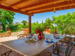 A garden outside Holiday Home Villa Rosa by Interhome