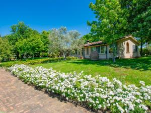 A garden outside Holiday Home Villa Rosa by Interhome