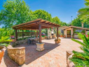 A garden outside Holiday Home Villa Rosa by Interhome