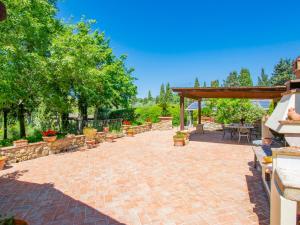 A garden outside Holiday Home Villa Rosa by Interhome