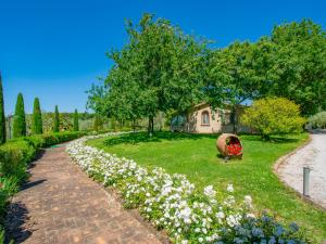 A garden outside Holiday Home Villa Rosa by Interhome