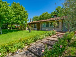 A garden outside Holiday Home Villa Rosa by Interhome