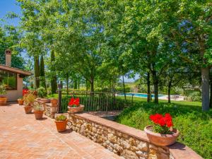 A garden outside Holiday Home Villa Rosa by Interhome