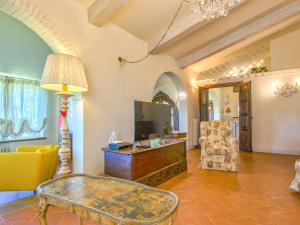 A television and/or entertainment centre at Holiday Home Villa Rosa by Interhome