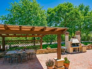 A garden outside Holiday Home Villa Rosa by Interhome
