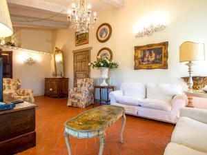 A seating area at Holiday Home Villa Rosa by Interhome