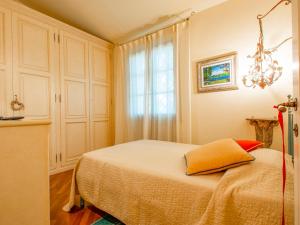 A bed or beds in a room at Holiday Home Villa Rosa by Interhome