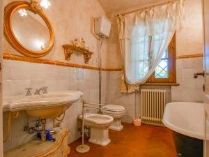 A bathroom at Holiday Home Villa Rosa by Interhome