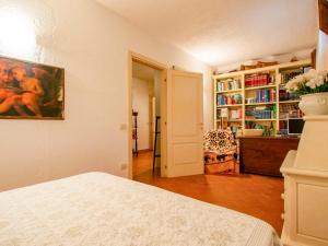 The library in the holiday home
