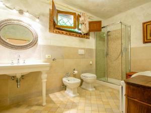 A bathroom at Holiday Home Villa Rosa by Interhome