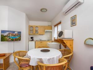 Kuchyňa alebo kuchynka v ubytovaní Apartment Amarillo 6 by Interhome