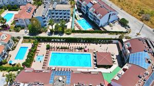 Draufsicht auf ein Gebäude mit Schwimmbad in der Unterkunft Side Legend Hotel - All Inclusive in Side