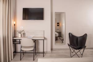 a dining room with a table and two chairs at RVHotels Broquetas Spa Termal in Caldes de Montbui