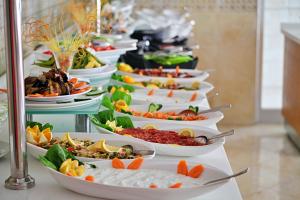 eine Reihe von Tellern mit Essen an einem Buffet in der Unterkunft Side Legend Hotel - All Inclusive in Side