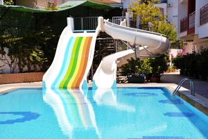 eine Wasserrutsche in einem Schwimmbecken in der Unterkunft Side Legend Hotel - All Inclusive in Side