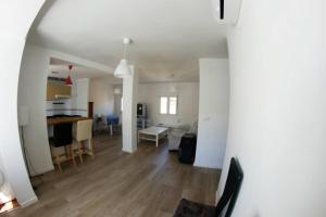 Kuchyňa alebo kuchynka v ubytovaní APARTEMENTO MODERNA CERCA PLAYA Y CENTRO PARA FAMILIA POBLA 10