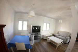 Televízia a/alebo spoločenská miestnosť v ubytovaní APARTEMENTO MODERNA CERCA PLAYA Y CENTRO PARA FAMILIA POBLA 10