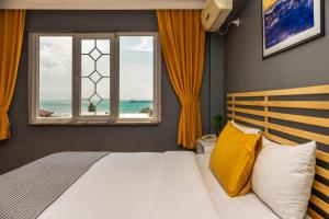um quarto com uma cama e uma janela com o oceano em Sayeban Hotel Istanbul em Istambul