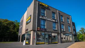 斯维诺乌伊希切Nowe Millenium的正面有标志的建筑物