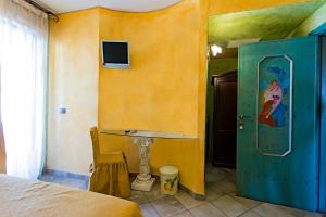a bedroom with a bed and a sink in a room at Casale Villa Giulia Marina di Lesina in Lesina