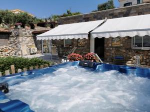 einen Whirlpool im Hinterhof eines Hauses in der Unterkunft YourHome - Casa Viva in Colli di Fontanelle