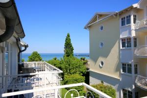 Vom Balkon eines Gebäudes genießen Sie Meerblick. in der Unterkunft Villa Bellevue Premium by Rujana in Binz