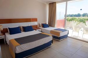 ein Hotelzimmer mit zwei Betten und Balkon in der Unterkunft Side Legend Hotel - All Inclusive in Side